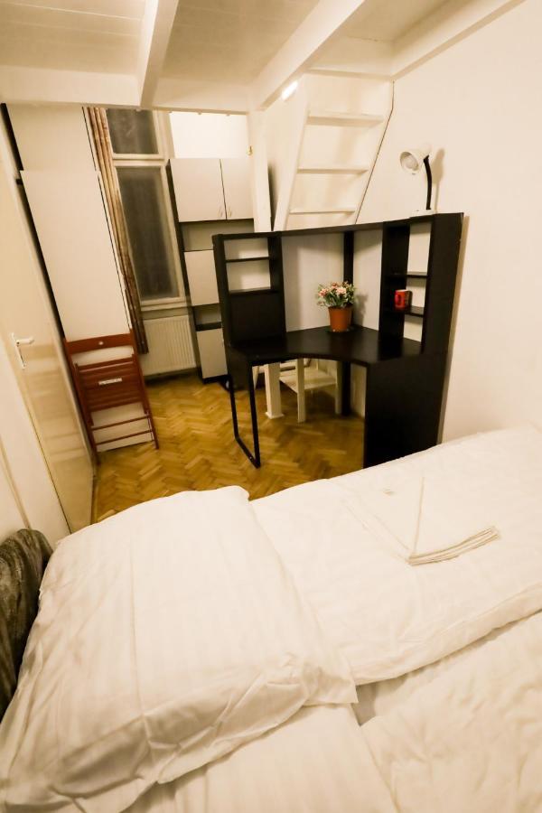 Center Apartment 5 Private Room For 19 People Budapest Kültér fotó