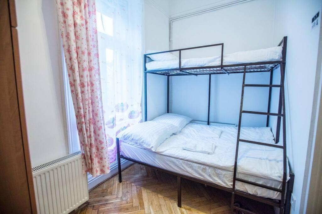 Center Apartment 5 Private Room For 19 People Budapest Kültér fotó