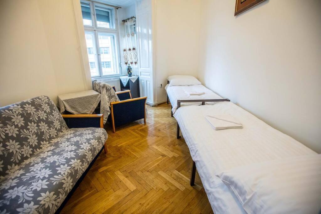 Center Apartment 5 Private Room For 19 People Budapest Kültér fotó
